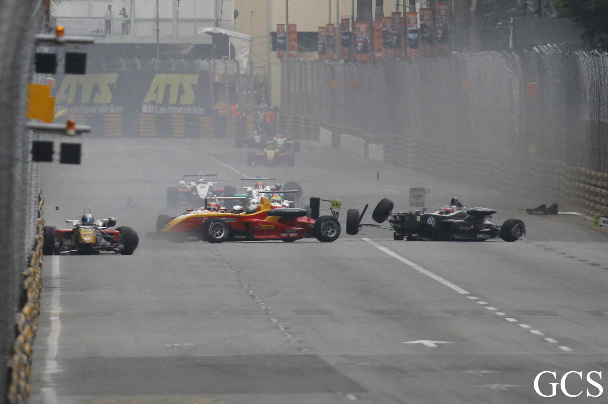 macau 2011 mayhem.jpg (509246 bytes)